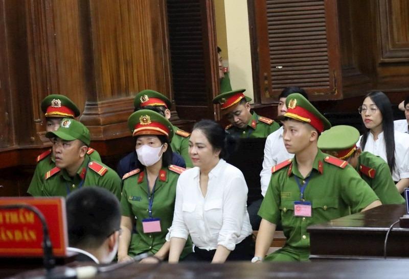 Xin xét xử vắng mặt, bà Nguyễn Phương Hằng vẫn bị dẫn giải ra tòa-1