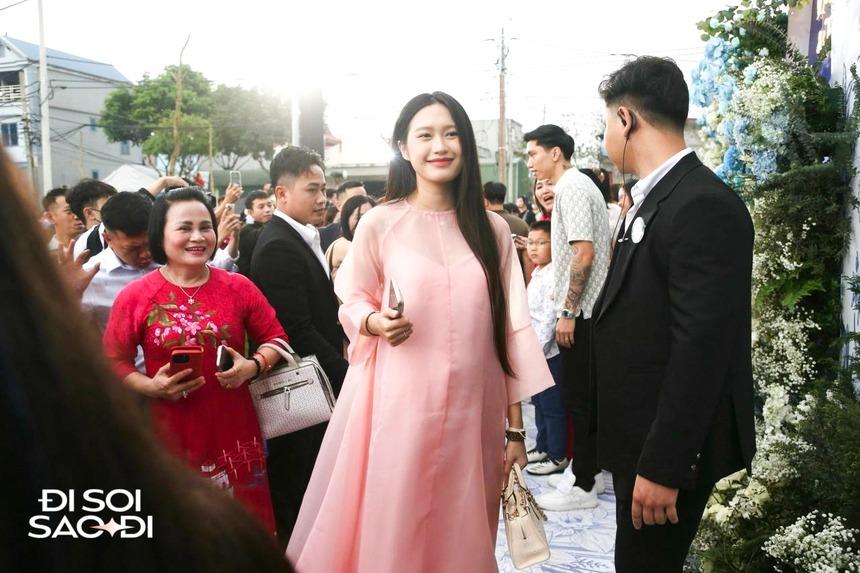 Mẹ bầu Doãn Hải My tươi tắn rạng rỡ, được Văn Hậu chăm sóc-2