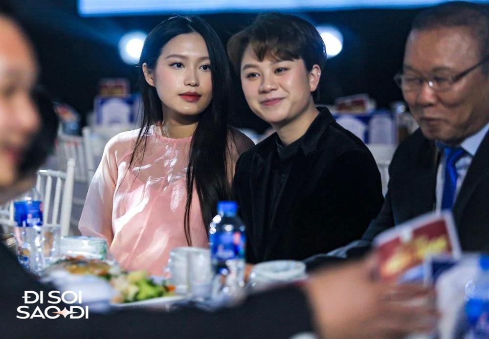 Mẹ bầu Doãn Hải My tươi tắn rạng rỡ, được Văn Hậu chăm sóc-4