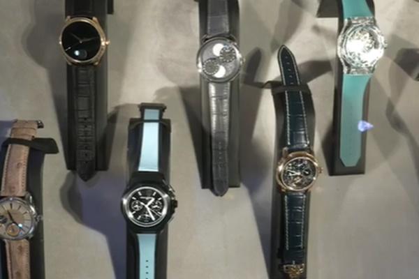 Pep Guardiola dùng đồng hồ siêu hiếm, giá gần 40 tỷ đồng-2