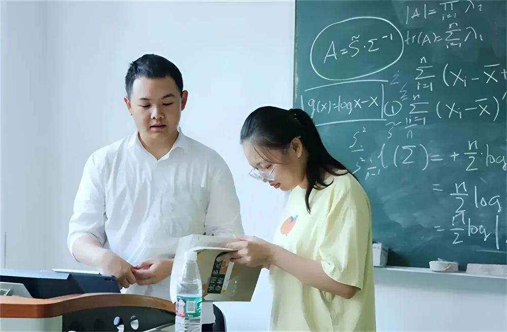 Nam sinh 12 tuổi đỗ đại học, 12 năm sau thành giảng viên dạy Toán-1