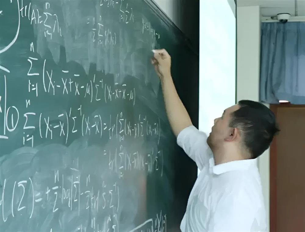 Nam sinh 12 tuổi đỗ đại học, 12 năm sau thành giảng viên dạy Toán-2