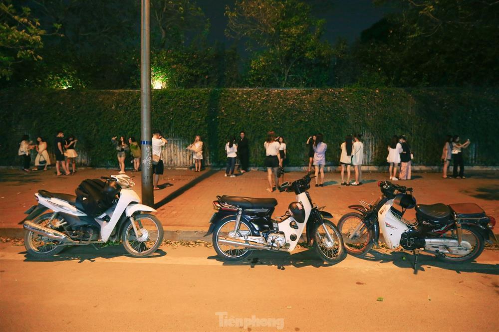 Nửa đêm, người dân Thủ đô đổ xô đến con đường hoa mới nổi để sống ảo-1