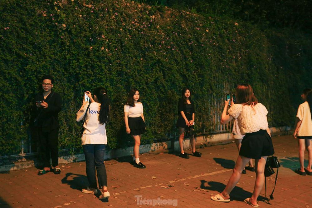 Nửa đêm, người dân Thủ đô đổ xô đến con đường hoa mới nổi để sống ảo-2