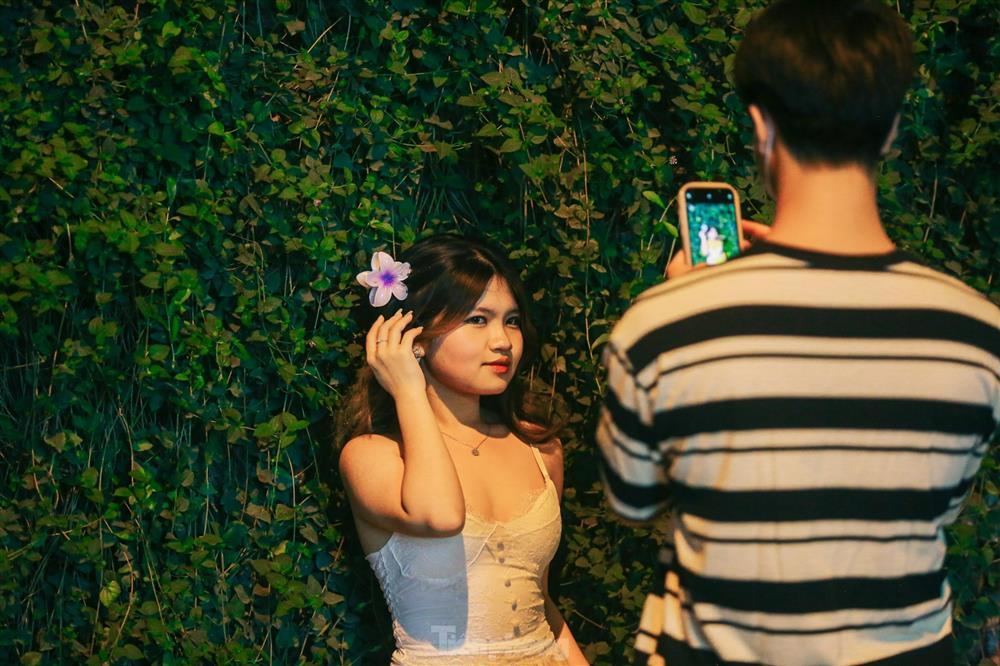 Nửa đêm, người dân Thủ đô đổ xô đến con đường hoa mới nổi để sống ảo-3