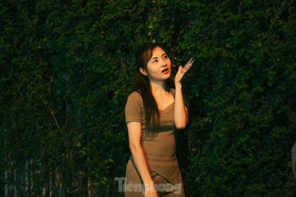 Nửa đêm, người dân Thủ đô đổ xô đến con đường hoa mới nổi để sống ảo-4