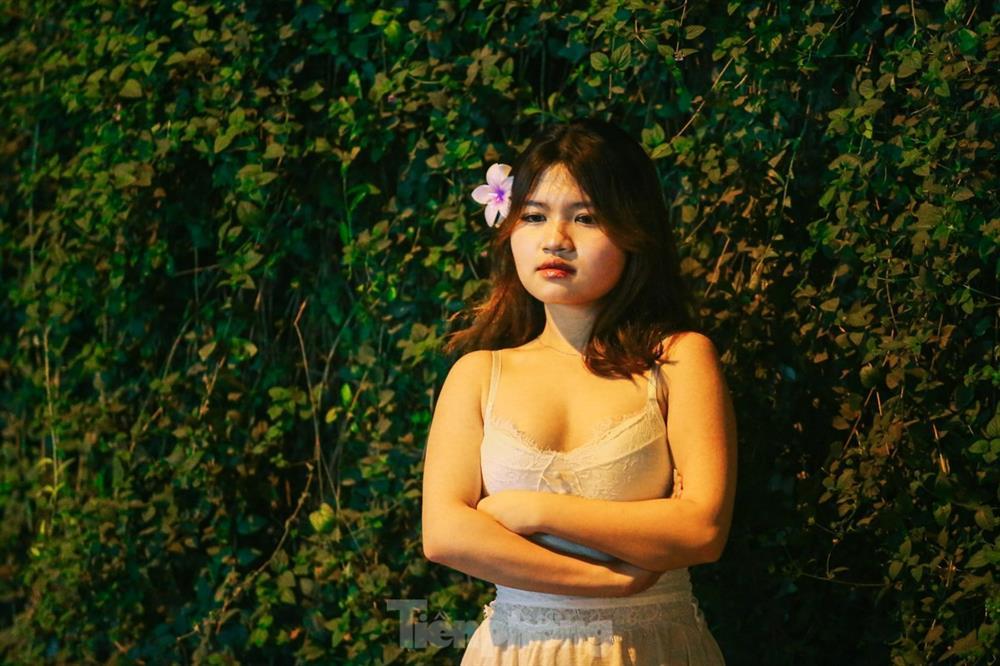 Nửa đêm, người dân Thủ đô đổ xô đến con đường hoa mới nổi để sống ảo-7