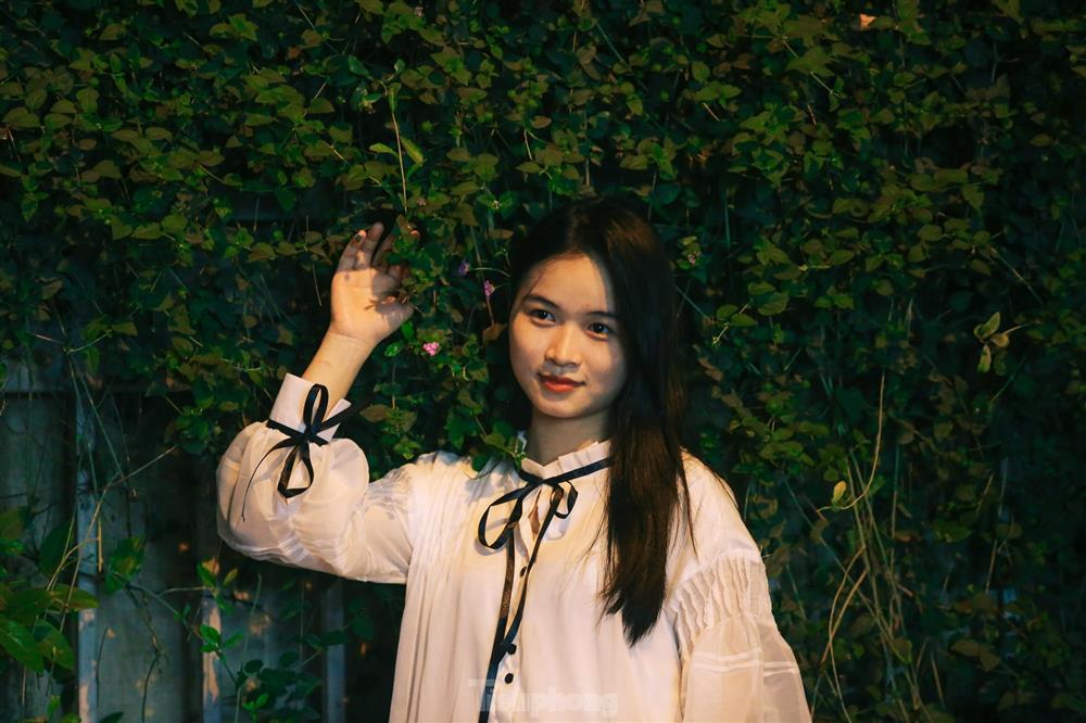 Nửa đêm, người dân Thủ đô đổ xô đến con đường hoa mới nổi để sống ảo-8