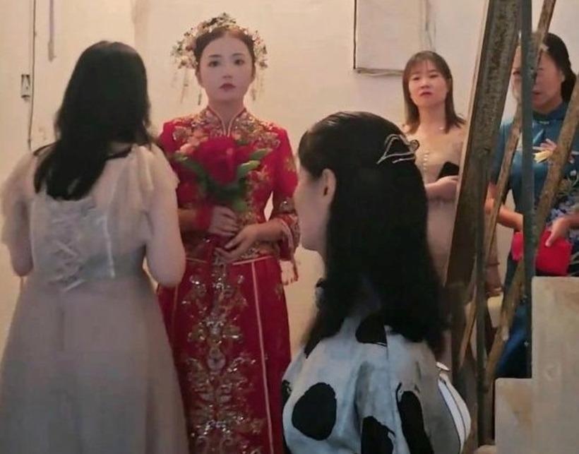 Chú rể vượt hàng trăm km đến đón dâu nhưng nhận cái kết đắng vì quên mang thứ này-1