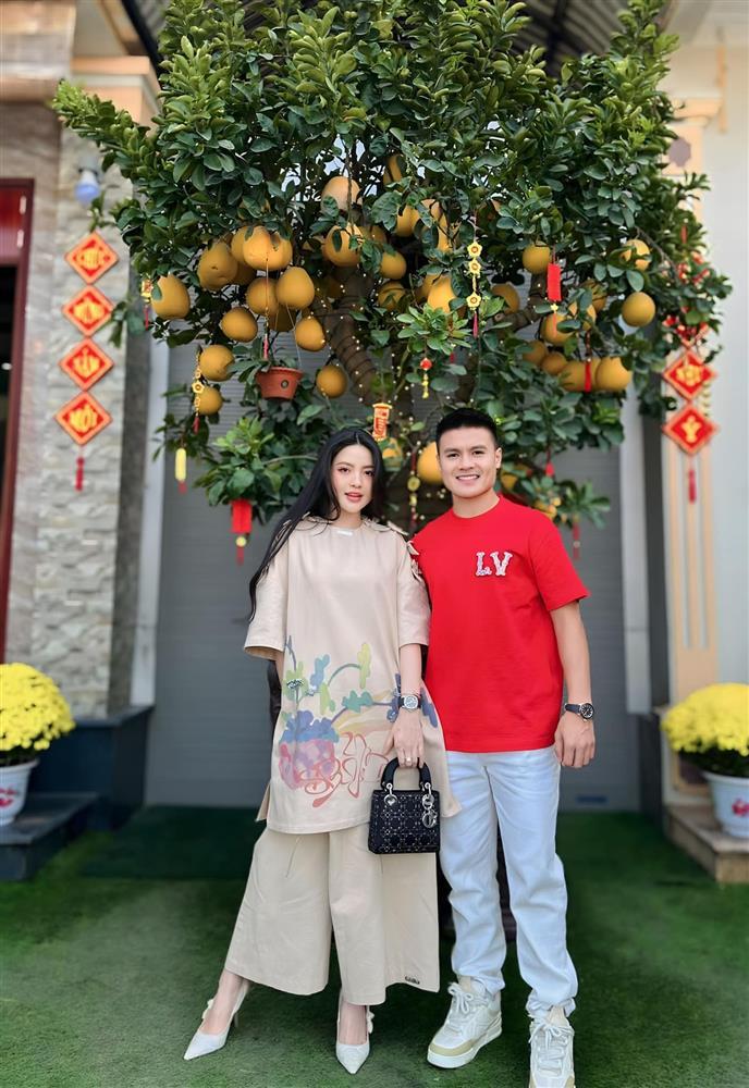 Bà xã mới cưới của Quang Hải: Sắc vóc mảnh mai, gu thời trang dát đồ hiệu-1