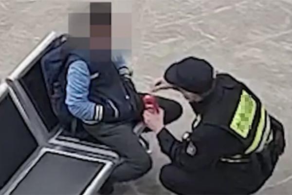 Cậu bé 12 tuổi 1h sáng đến thăm mộ mẹ, ai nghe cũng nghẹn ngào-1