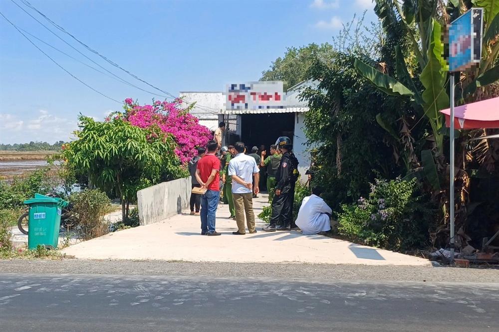 Gã trai cầm dao khống chế một phụ nữ trong nhà nghỉ để đòi gặp người yêu-2