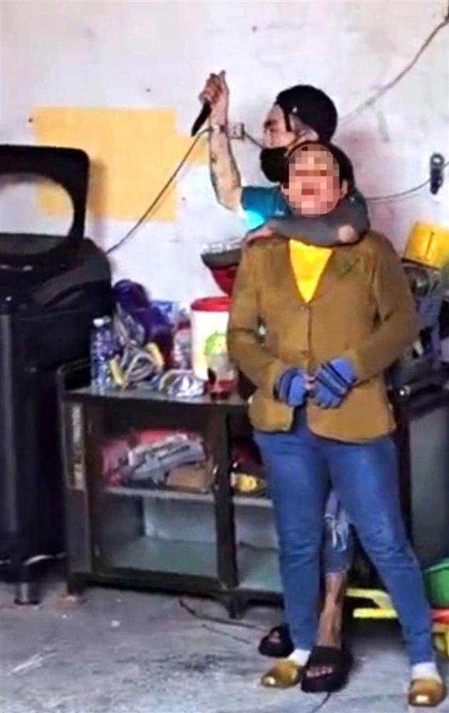 Gã trai cầm dao khống chế một phụ nữ trong nhà nghỉ để đòi gặp người yêu-1