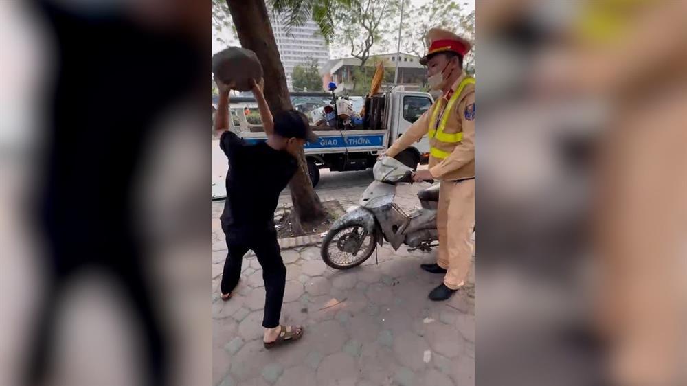 Hà Nội: Con vi phạm giao thông, bố say xỉn đến chốt CSGT đập xe-2