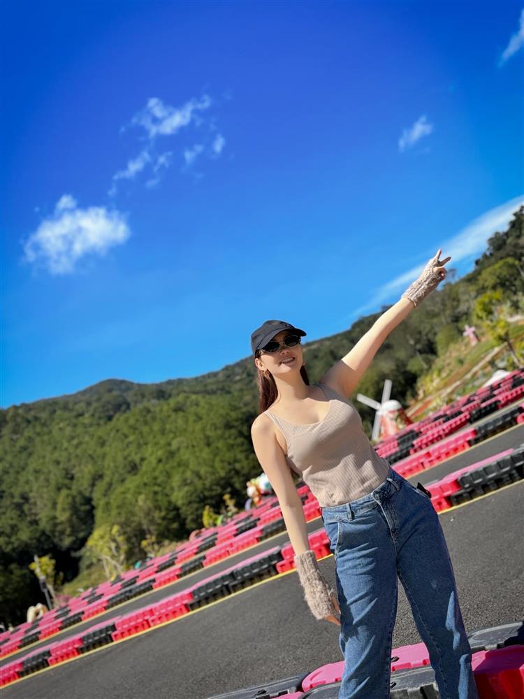 Minh Hằng chuộng mặc khoe vòng 1, được khen gái một con trông mòn con mắt-6