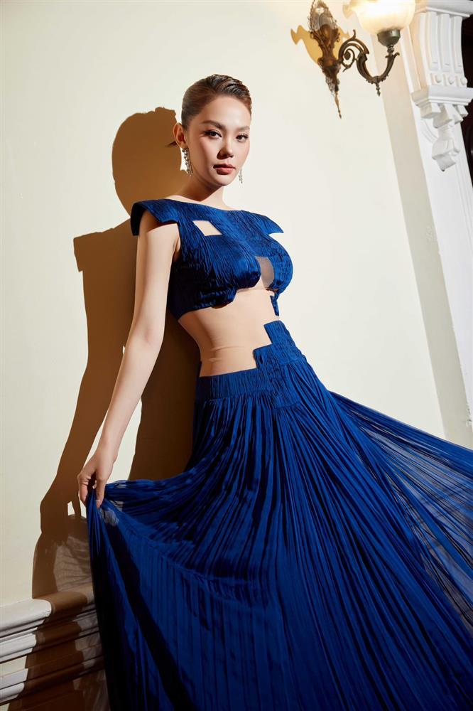 Minh Hằng chuộng mặc khoe vòng 1, được khen gái một con trông mòn con mắt-7