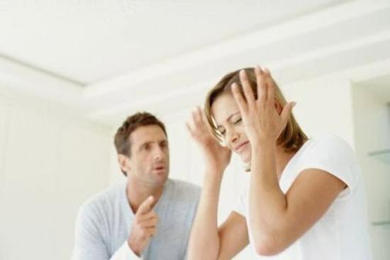 Ngột ngạt, muốn ly hôn vì chồng điên cuồng theo dõi để bắt quả tang vợ ngoại tình