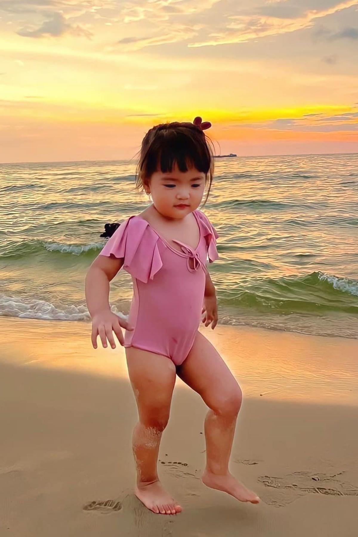 Con gái nhà Mạc Văn Khoa ngày nào bị chê kém xinh giờ trổ nét xinh xắn, còn được dạy dỗ cực khéo-9