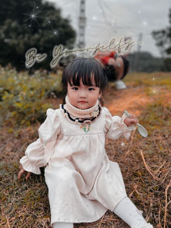 Con gái nhà Mạc Văn Khoa ngày nào bị chê kém xinh giờ trổ nét xinh xắn, còn được dạy dỗ cực khéo-5