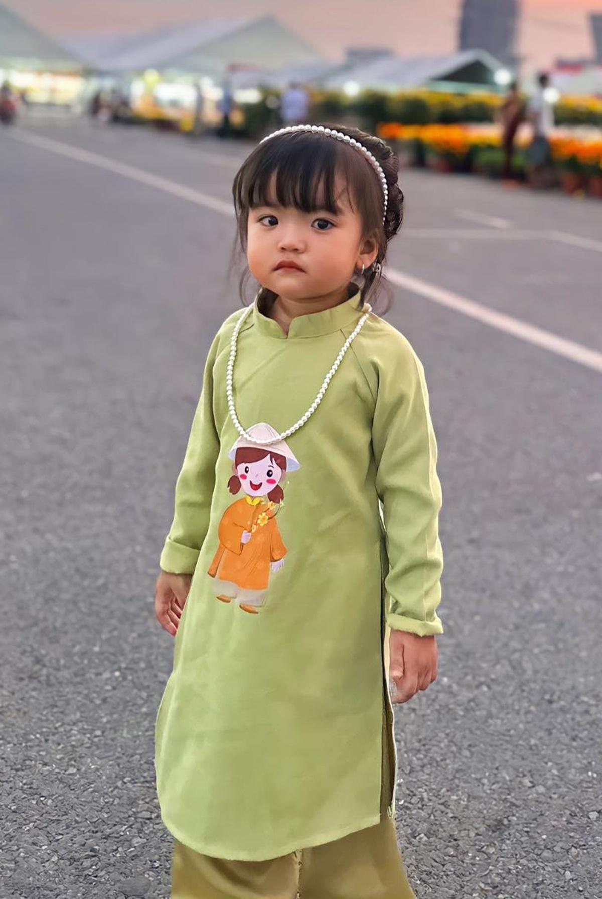 Con gái nhà Mạc Văn Khoa ngày nào bị chê kém xinh giờ trổ nét xinh xắn, còn được dạy dỗ cực khéo-8