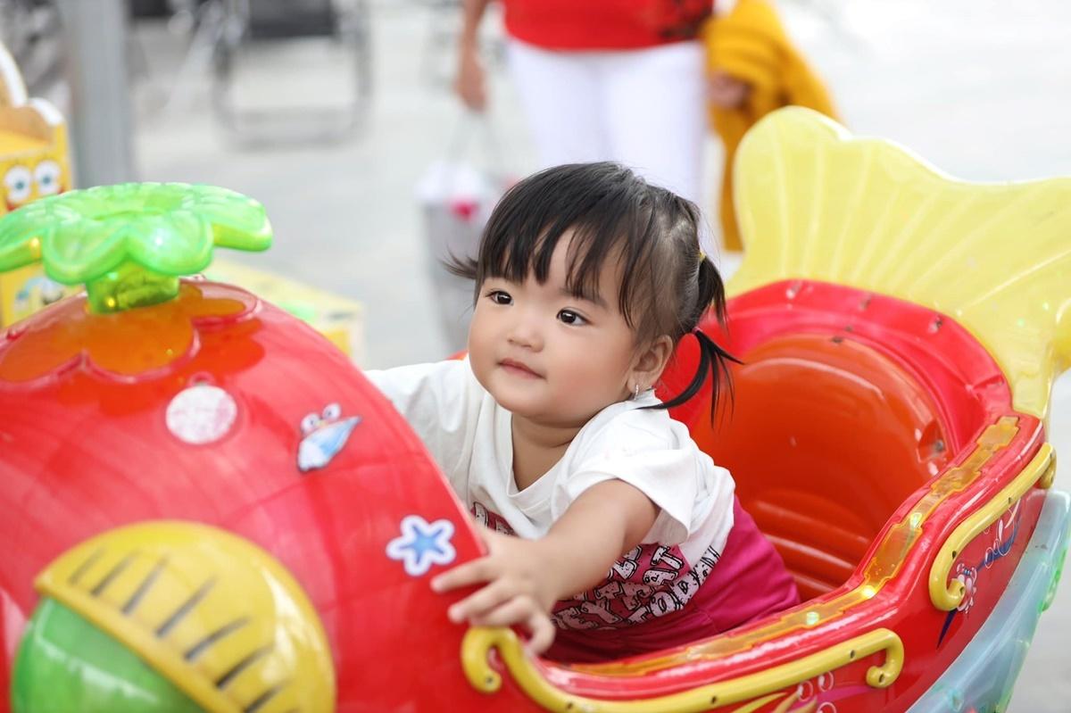 Con gái nhà Mạc Văn Khoa ngày nào bị chê kém xinh giờ trổ nét xinh xắn, còn được dạy dỗ cực khéo-10