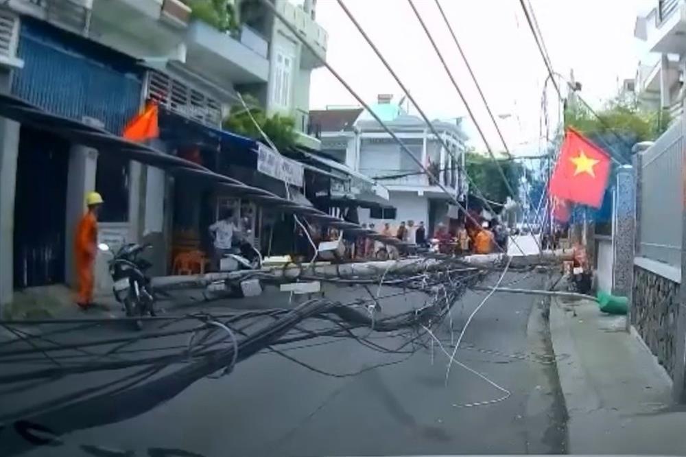 Cột điện đổ gục ở Nha Trang, một công nhân rơi xuống đường-1