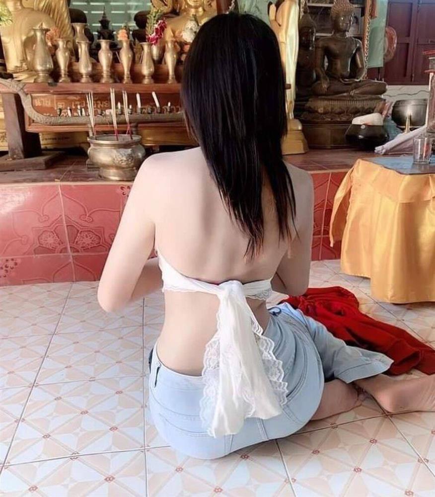 Người đẹp Hàn Quốc đến Việt Nam gây tranh cãi vì mặc váy bó, hở lưng ở nơi linh thiêng-3