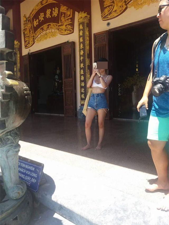 Người đẹp Hàn Quốc đến Việt Nam gây tranh cãi vì mặc váy bó, hở lưng ở nơi linh thiêng-4