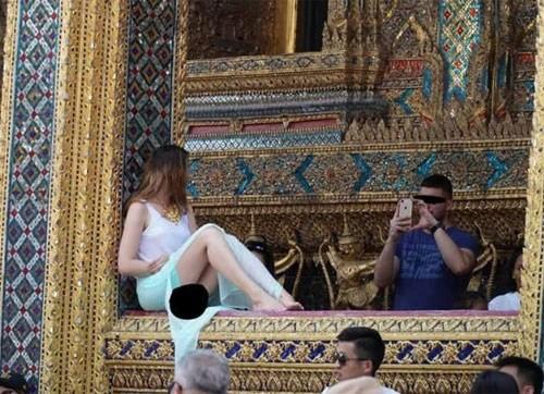 Người đẹp Hàn Quốc đến Việt Nam gây tranh cãi vì mặc váy bó, hở lưng ở nơi linh thiêng-5