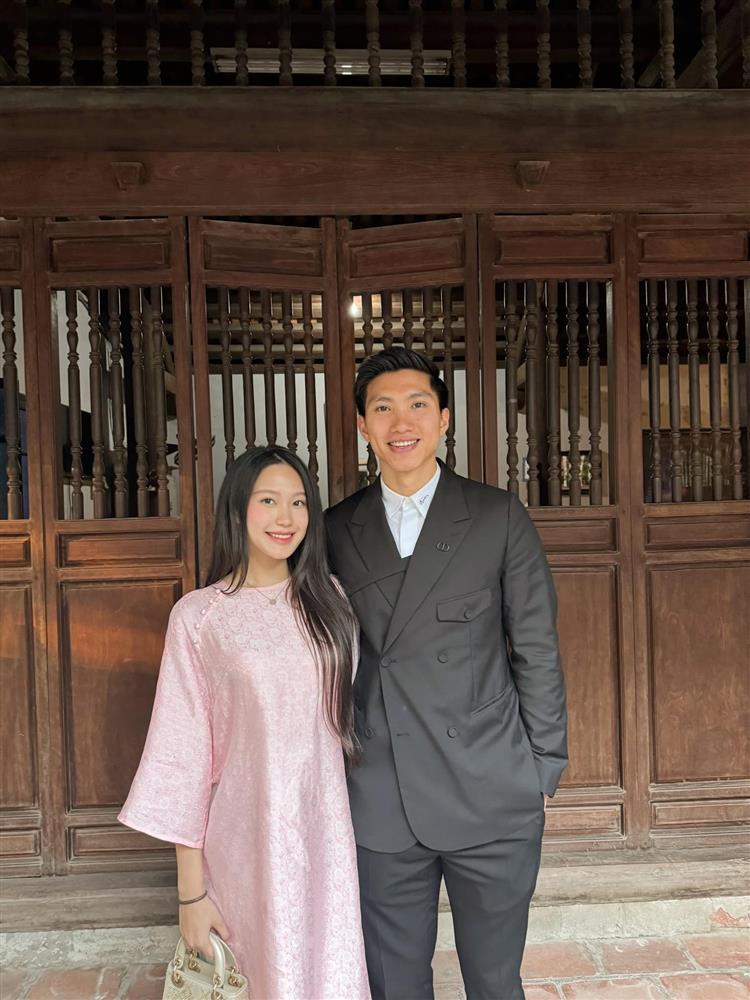 Bà xã Đoàn Văn Hậu diện thời trang mẹ bầu khoe vẻ tiểu thư Hà thành, khiến fan tròn mắt-1