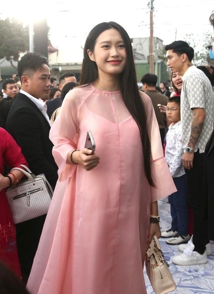 Bà xã Đoàn Văn Hậu diện thời trang mẹ bầu khoe vẻ tiểu thư Hà thành, khiến fan tròn mắt-2