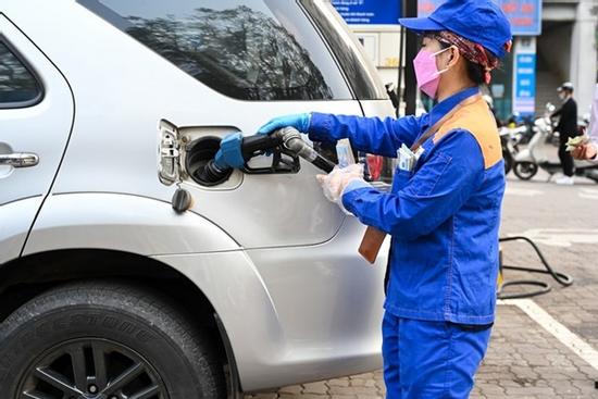 Giảm 10 đồng mỗi lít xăng RON 95