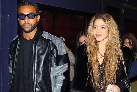 Nữ ca sĩ nổi tiếng hẹn hò diễn viên kém 15 tuổi sau khi quay MV ngập cảnh nóng