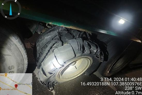 Mặt đường nóng tới 63 độ, nhiều ô tô bị nổ lốp ở cao tốc Cam Lộ - La Sơn