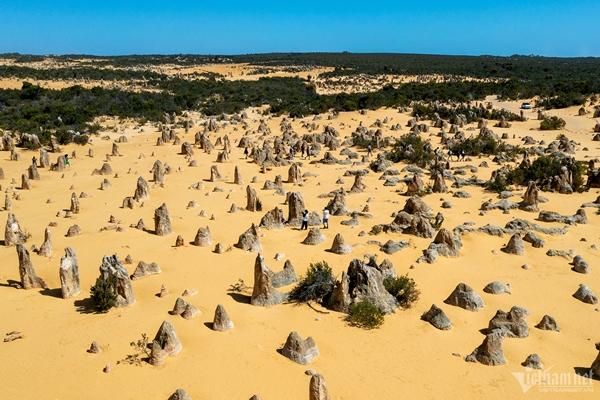 Sa mạc phủ kín nghìn cột đá hình thù kỳ lạ, cảnh ngoạn mục chưa từng có-1