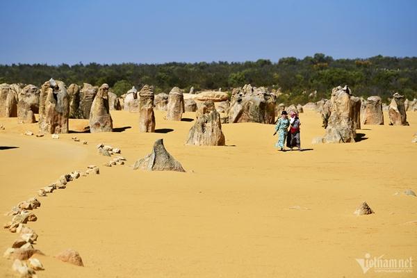 Sa mạc phủ kín nghìn cột đá hình thù kỳ lạ, cảnh ngoạn mục chưa từng có-3