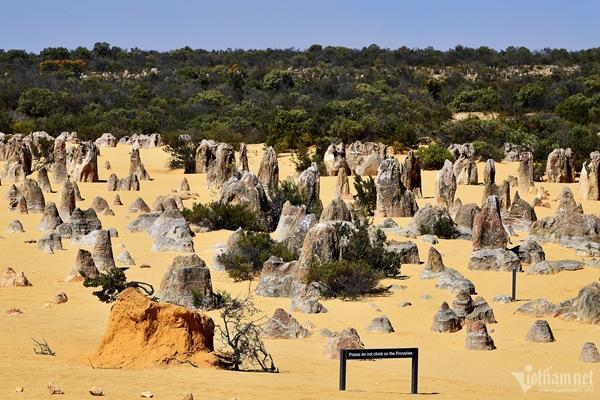 Sa mạc phủ kín nghìn cột đá hình thù kỳ lạ, cảnh ngoạn mục chưa từng có-10