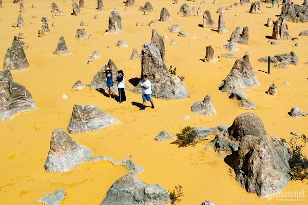 Sa mạc phủ kín nghìn cột đá hình thù kỳ lạ, cảnh ngoạn mục chưa từng có-4