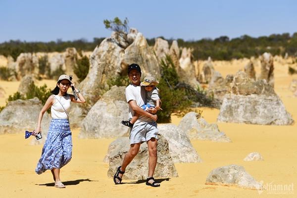 Sa mạc phủ kín nghìn cột đá hình thù kỳ lạ, cảnh ngoạn mục chưa từng có-5