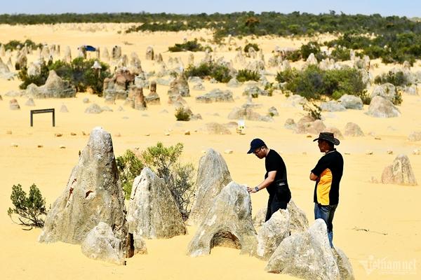 Sa mạc phủ kín nghìn cột đá hình thù kỳ lạ, cảnh ngoạn mục chưa từng có-7