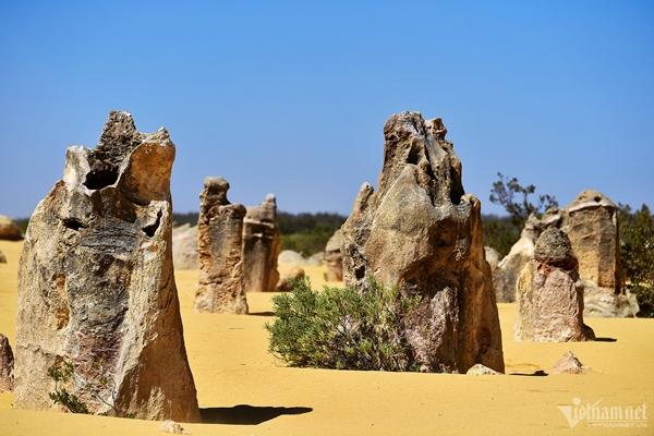 Sa mạc phủ kín nghìn cột đá hình thù kỳ lạ, cảnh ngoạn mục chưa từng có-8