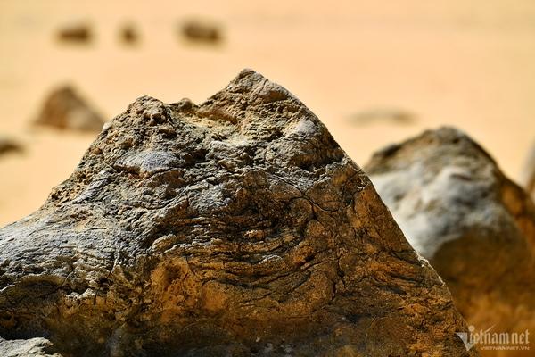 Sa mạc phủ kín nghìn cột đá hình thù kỳ lạ, cảnh ngoạn mục chưa từng có-11