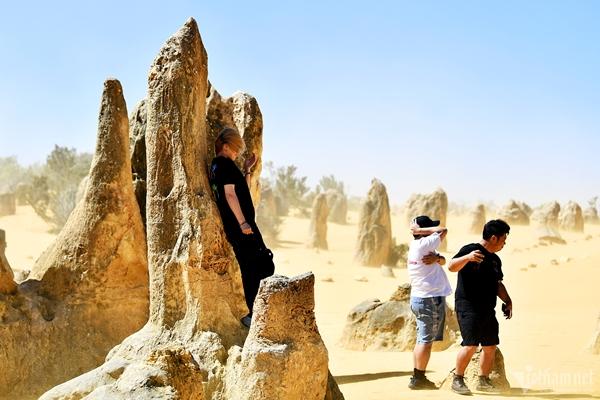 Sa mạc phủ kín nghìn cột đá hình thù kỳ lạ, cảnh ngoạn mục chưa từng có-12