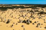 Sa mạc phủ kín nghìn cột đá hình thù kỳ lạ, cảnh ngoạn mục chưa từng có