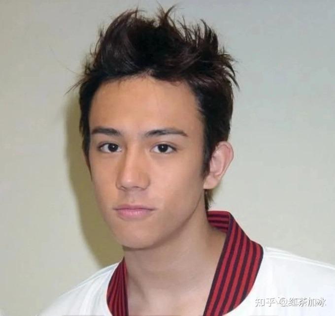 Trương Trí Hằng, nam thần Hong Kong một thời tiêu tan sự nghiệp sau bê bối tình ái, giờ phải phát tờ rơi, ship đồ ăn để có tiền nuôi 4 con-4