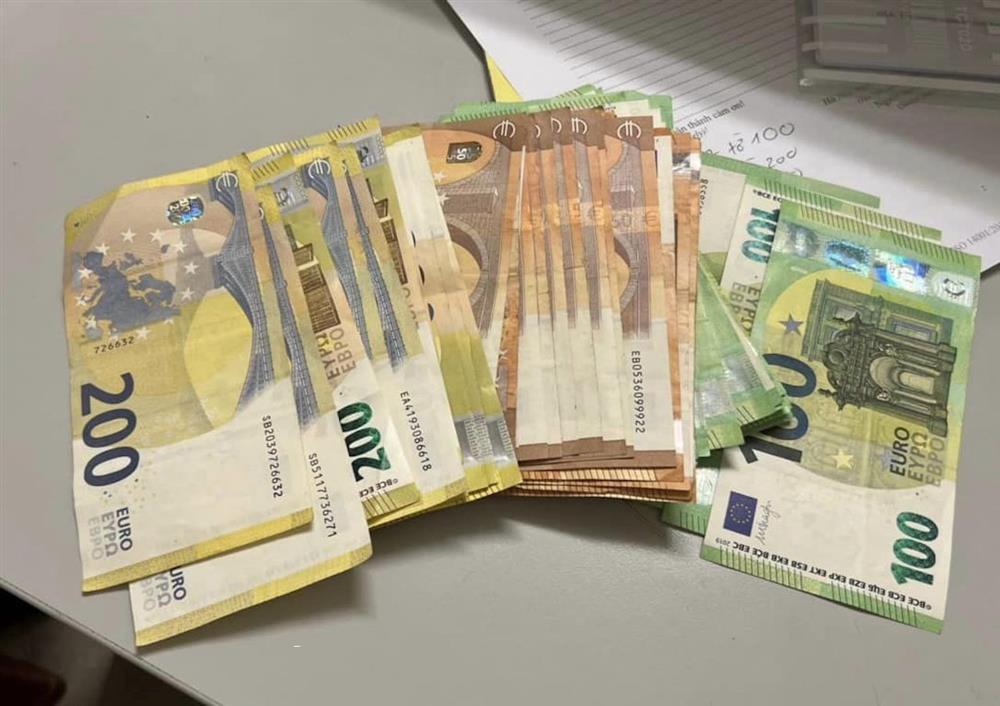 Hành khách quên ví chứa hàng nghìn Euro ở sân bay Nội Bài-1