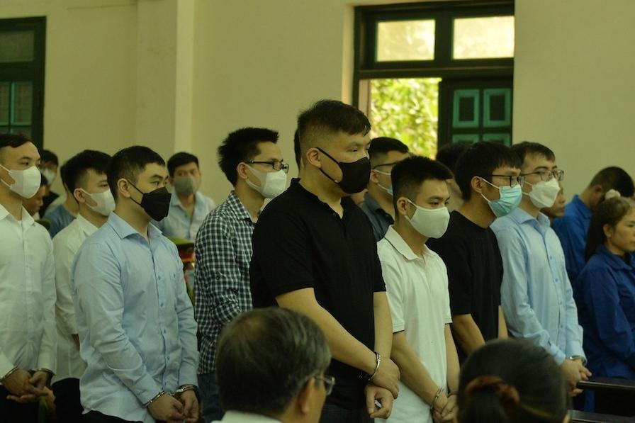 Người đàn ông đấm, đá túi bụi vợ hờ giữa đường ở Quảng Nam-2