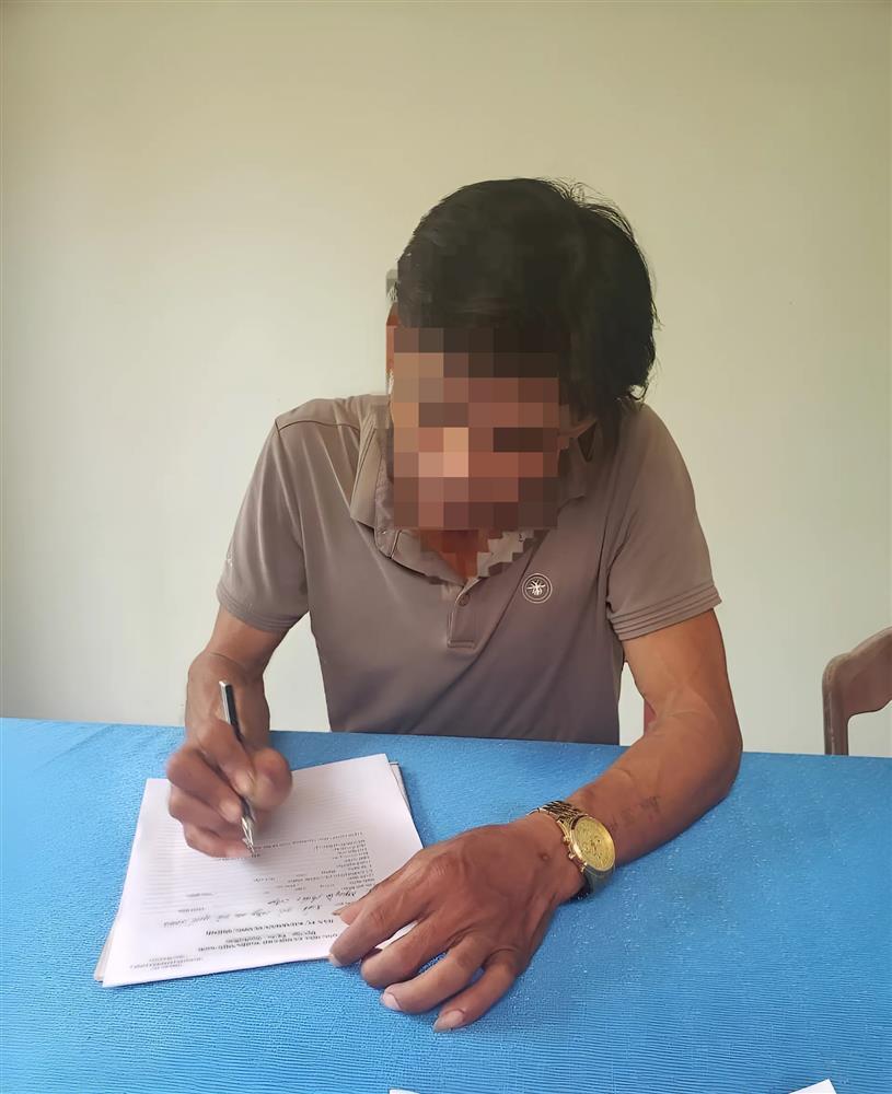 Người đàn ông đấm, đá túi bụi vợ hờ giữa đường ở Quảng Nam-1