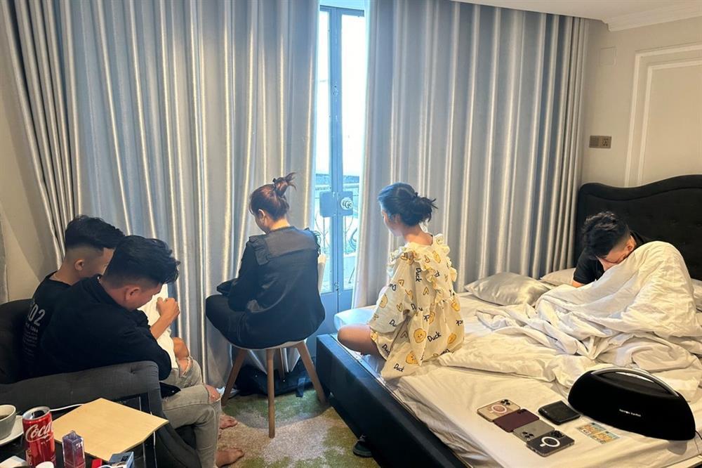 5 nam nữ mở tiệc ma túy trong khách sạn-1