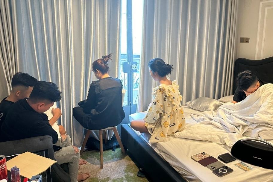 Tước danh hiệu 2 nữ cảnh sát tham gia tiệc ma túy-2